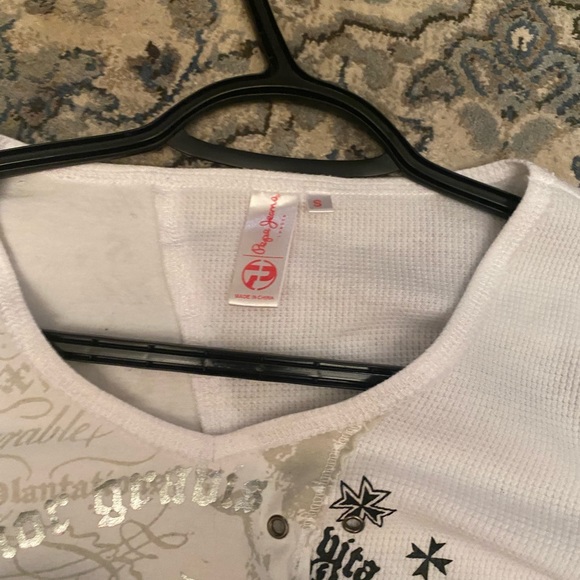 Thrifted cute y2k shirt. It’s in really good condition - Picture 3 of 5